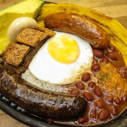 bandeja-paisa-2022-la-puerta-de-la-catedral bandeja-paisa-2022-la-puerta-de-la-catedral
